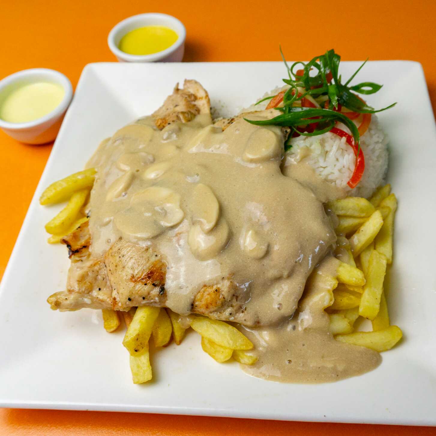 Pechuga con Salsa Champiñón