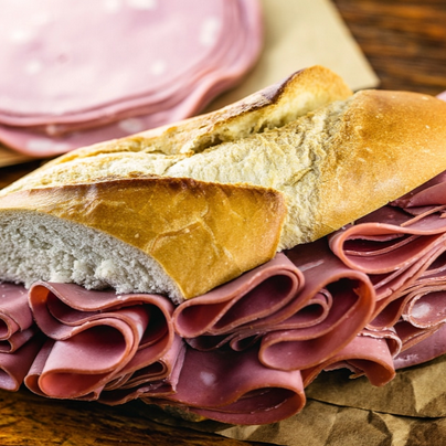 Fatias generosas de mortadela selecionada em pão fresco. Um clássico tradicional com padrão superior.