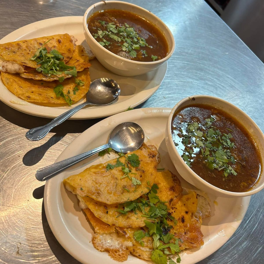 PLATO BIRRIA + TRES QUESADILLAS