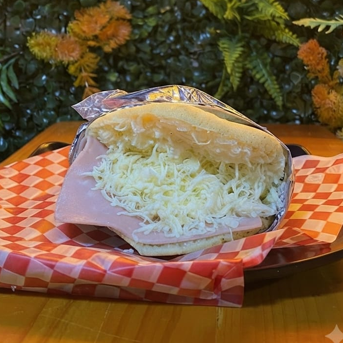 Arepa Con Jamon Y Queso