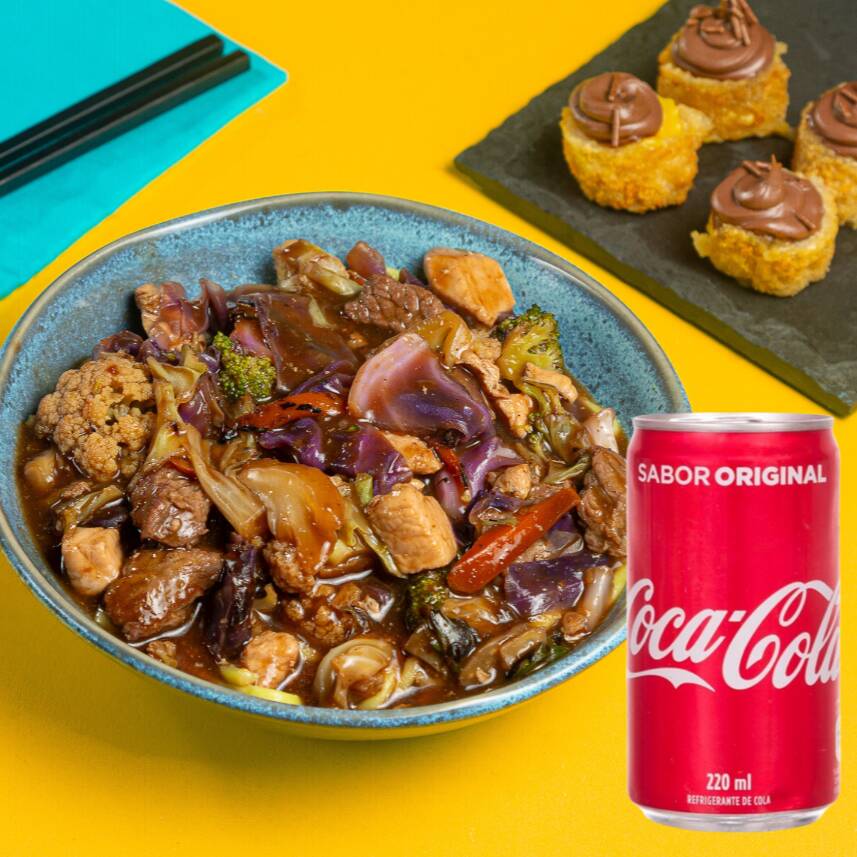 Mega Yakissoba misto de 500g acompanhado de uma Coca-Cola (220 ml) + 4 hots bananas