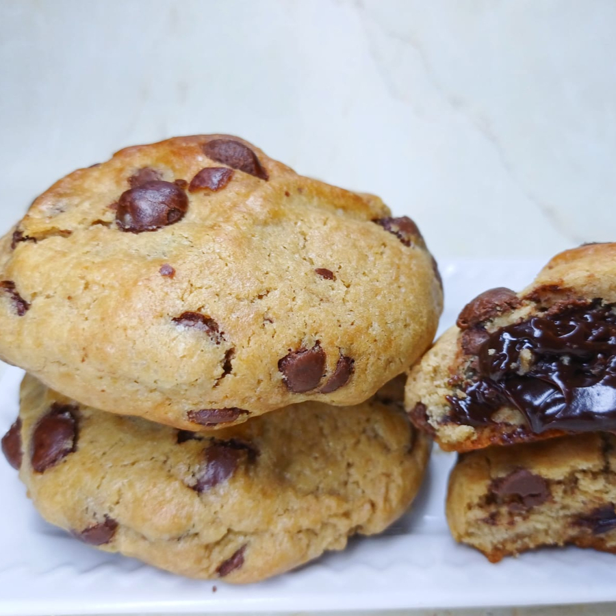 Cookies artesanais feitos com açucares mascavo e demerara dando toque mais caramelizado perfeito. Recheados com brigadeiro 50% cacau: macios por dentro, levemente crocante por fora. Pacote com 2 unidades, perfeito para dividir ou se presentear com um momento doce e especial. :) serve 2 pessoas aprox 200gm ( os dois)