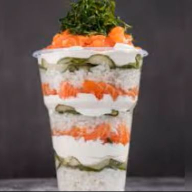 Camadas De Salmão Fresco, Arroz Delicadamente Temperado, Sunomono Refrescante E Cream Cheese Cremoso São Realçados Por Uma Crocante Cobertura De Couve. Uma Explosão De Sabores E Texturas Em Cada Garfada!