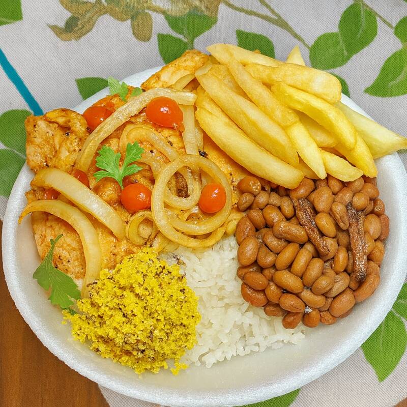 escolha o tamanho da sua Marmita redonda serve uma pessoa acompanhar FILE DE FRANGO COM /FEIJÃO/ARROZ/BATATA FRITA/FAROFA Marmita com delicioso acompanhado de arroz branco, feijão de caldo, farofa, Vinagrete (Marmita Indicada Para 01 Pessoa) porção pequena indicado para uma pessoas