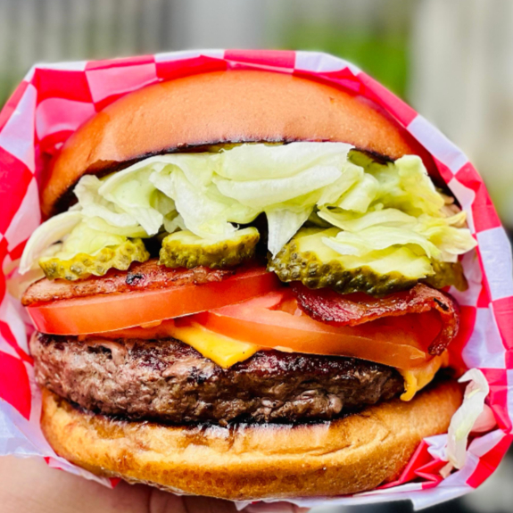 Pão brioche, hambúrguer de 180g. Com queijo cheddar, bacon crocante, picles. Pra completar, alface e tomate frescos , e a maionese verde da casa com um sabor marcante.
