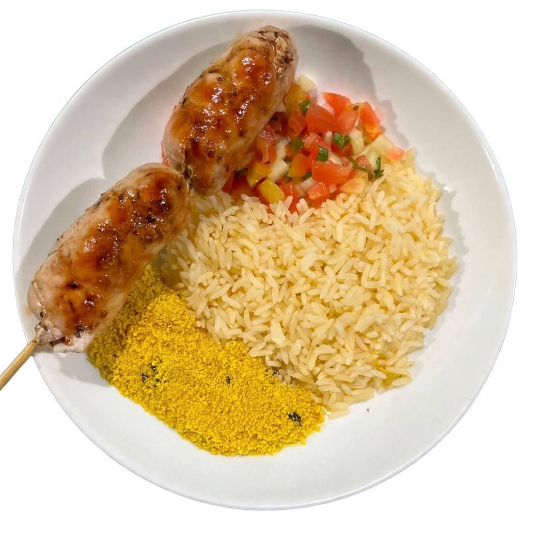 Espeto de linguiça toscana, suculenta e bem temperada, grelhada na brasa para um sabor autêntico.