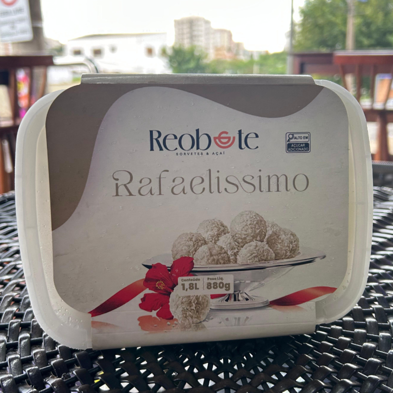Sorvete de chocolate branco, com recheio de Raffaello