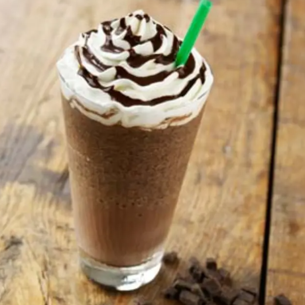 Café expresso, leite condensado ,leite em pó, e chocolate em pó finalizando com chantilly