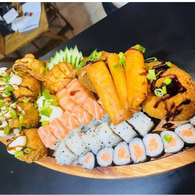 Delicie-se com um banquete japonês para 2 a 3 pessoas! Inclui 6 Uramakis especiais, 6 Uramakis, 2 Minitemakis quentes, 8 Hossomakis, 6 Hotrolls, 2 Nigiris, 2 Joys, 3 Bolinhos de Salmão e 3 rolinho primavera e 3 guioza. Acompanha 3 molhos Shoyo, 3 molhos Tarê e 2 Hashis! Sabores irresistíveis em cada pedaço! 🍣✨