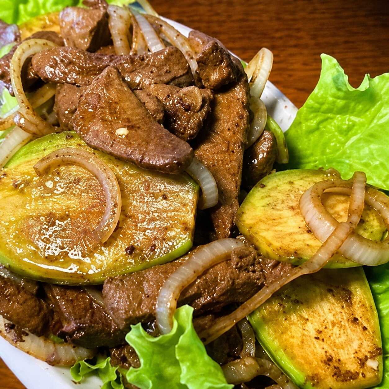 Fígado macio, bem temperado e preparado com cebola e jiló, formando uma combinação tradicional e cheia de sabor. Uma autêntica porção mineira, perfeita para petiscar e acompanhar uma cerveja bem gelada. Amarguinho que dá gosto, sô!