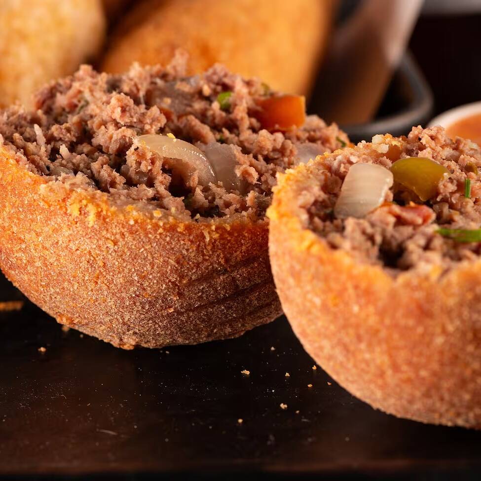 Massa frita de carne com salsinha, cebolinha e tomate