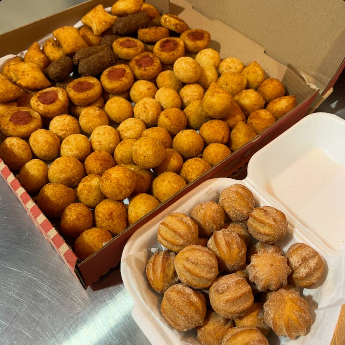 100 salgadinhos fritos, sequinhos e super crocantes, empanados na farinha panko, com massa leve e recheios saborosos. Acompanha 20 mini churros recheados com doce de leite, douradinhos e irresistíveis, perfeito pra quem não resiste a um docinho!!