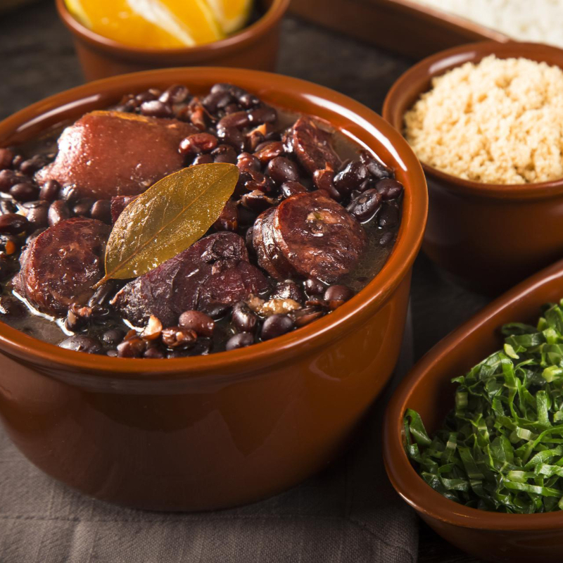 Guarnecida com arroz, couve refogada, farofa temperada da casa e laranja.