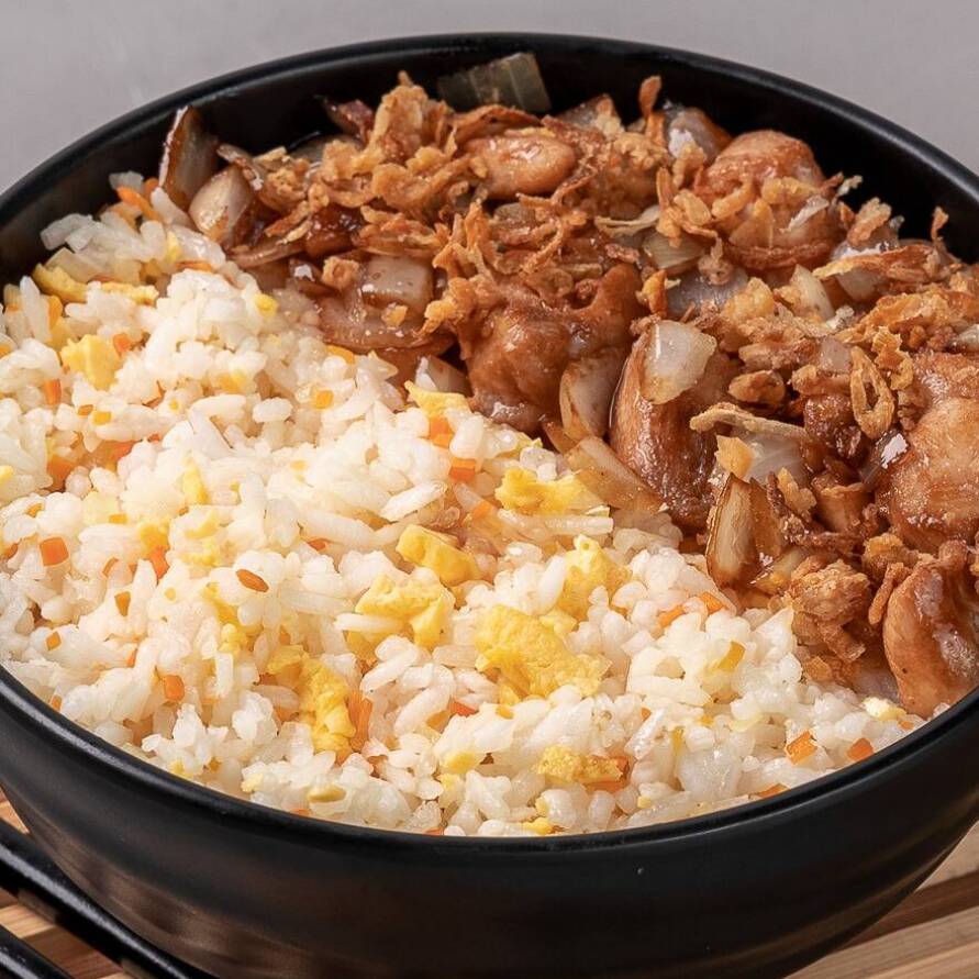 Pedaços de peito de frango marinados, cebola crispy e refogada, pimenta do reino e misturinha de molho teriyaki com shoyu. Acompanha Arroz Yakimeshi. Aprox.385g.