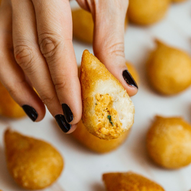 Combo com 30 Mini Coxinhas nos Sabores Frango e Queijo, Preparadas com Massa Saborosa e Recheios Clássicos.