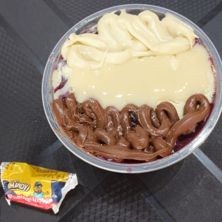 Açai, Nutella, Creme Ninho, leite condensado e leite em pó + paçoca separada brinde - 1º camada: Nutella, Creme Ninho, leite condensado e leite em pó - 2º camada: Açai - 3ª camada: Nutella, Creme Ninho, leite condensado e leite em pó