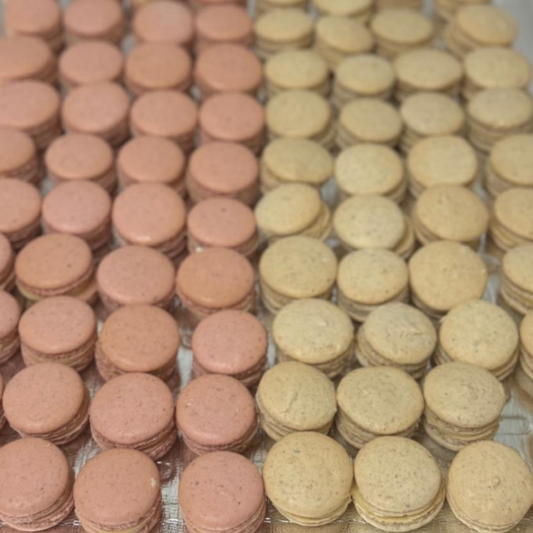 Casquinha crocantes feito com farinha de amendoim, recheados com creme de bombom. Kit com 6 unidades.