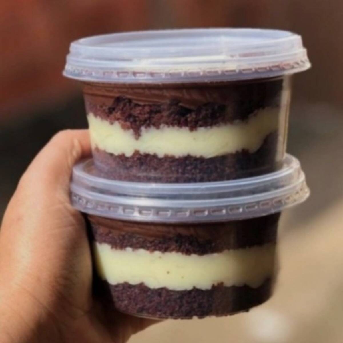 Bolo no pote, sabor brigadeiro de Ninho, com brigadeiro de creme de avelã e massa de chocolate preto.