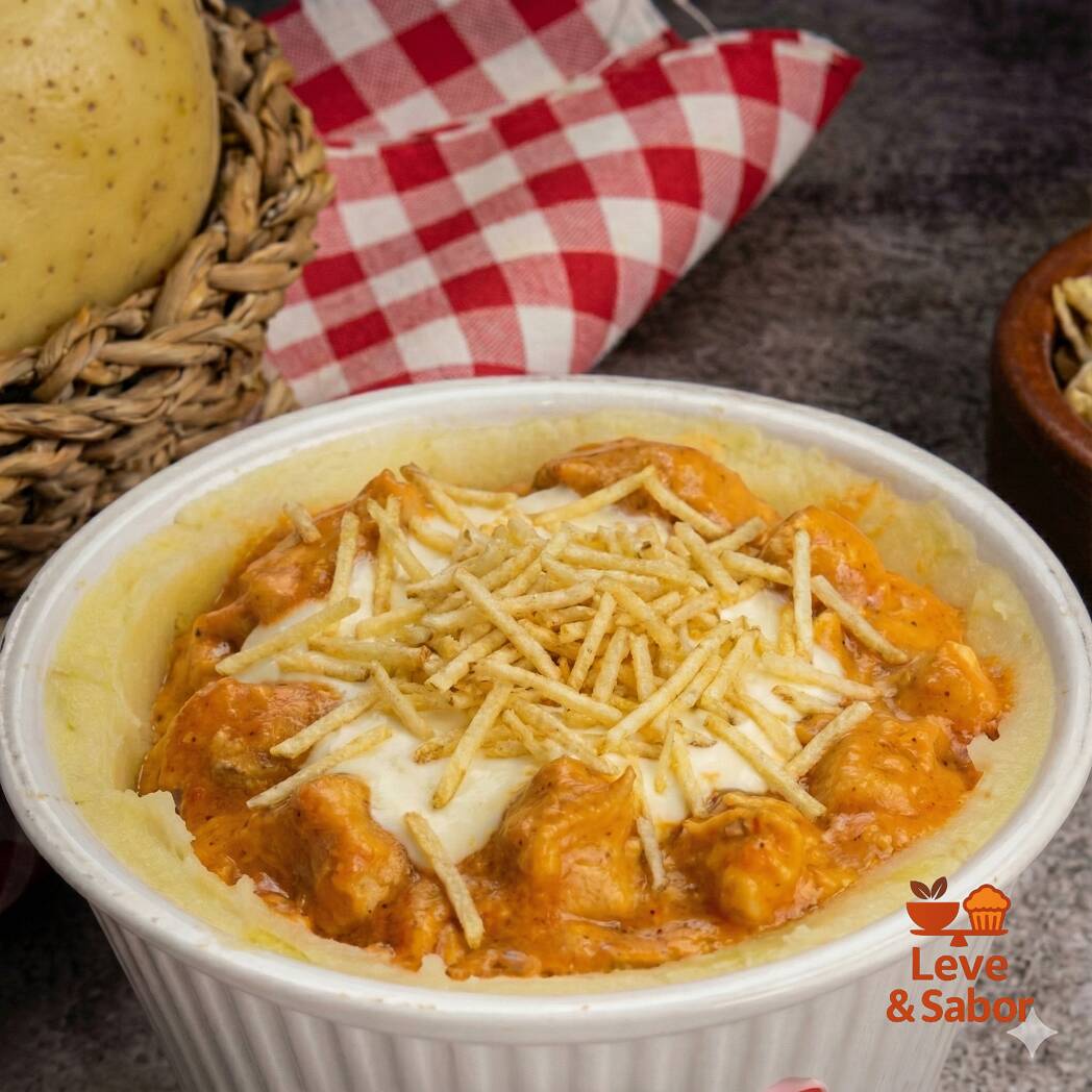 Molho de Strogonoff de frango servido na batata inglesa cozida, requeijão cremoso de pote, mussarela e cebolinha por cima pra finalizar. (Este item acompanha Batata Palha). Frete Grátis, Promoção, Desconto, Cupom. Escolha o tamanho abaixo: