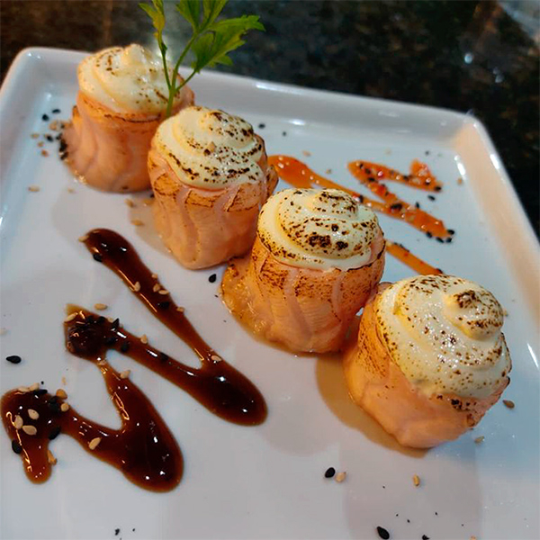 Enrolado de salmão com cream cheese