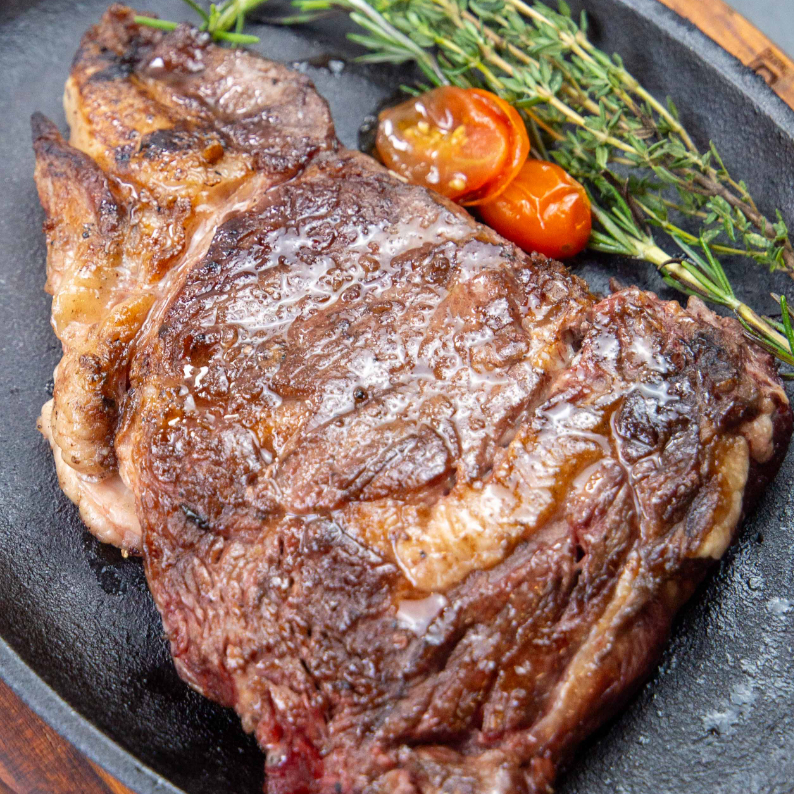 Carne nobre do gado europeu Angus esse é o nosso ancho um super marmoreio por dentro, um belo steak de 300g só para você.