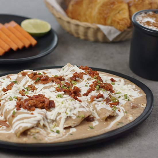 Enfrijoladas con Carne al Pastor