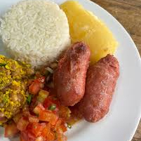 Delicioso arroz com feijão, acompanhado de uma toscana saborosa e salada fresca. Uma refeição completa e saudável, perfeita para o seu almoço.