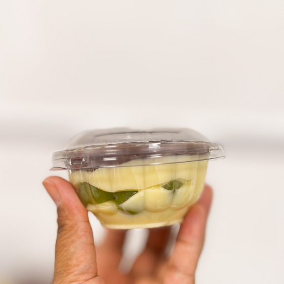 Um delicioso creme de ninho, com uvas verdes sem semente, um delicioso creme de chocolate, finalizado com granulado