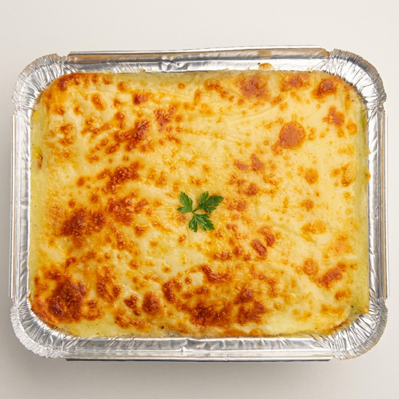 Purê de mandioca com recheio de camarão , gratinado com mussarela e Catupiry , acompanha arroz branco e batata frita