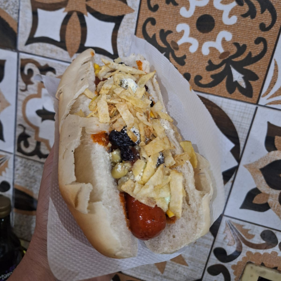 Milho, ervilha, passas, azeitona, ovo de codorna, queijo ralado, batata palha.