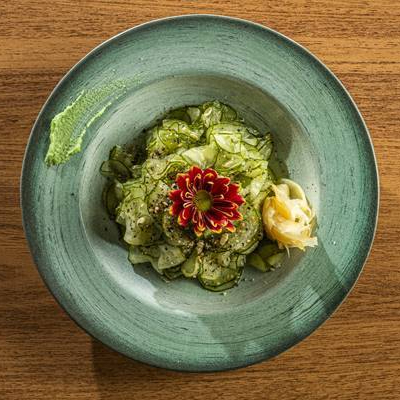 É uma salada leve e refrescante com lâminas de pepino japonês.