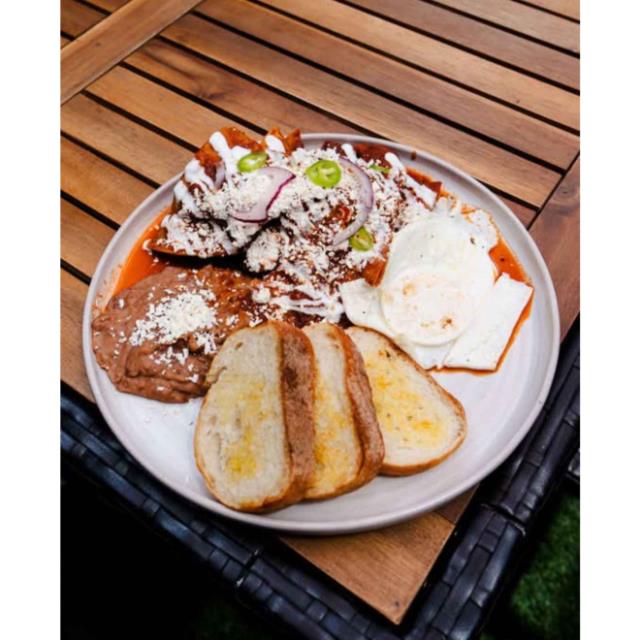 CHILAQUILES CON HUEVO AL GUSTO
