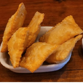 6 deliciosas unidades de pastéis misturados e saborosos.