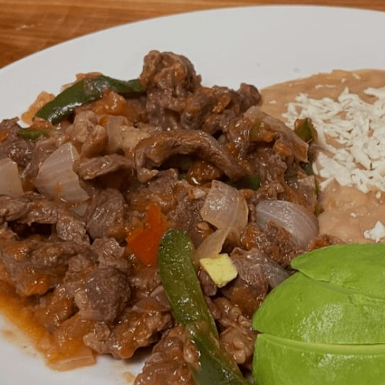 Bistec de Res a la Mexicana + Agua