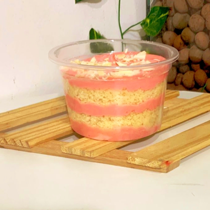 Massa super leve ,com delicioso mousse de morango finalizado com chantylli