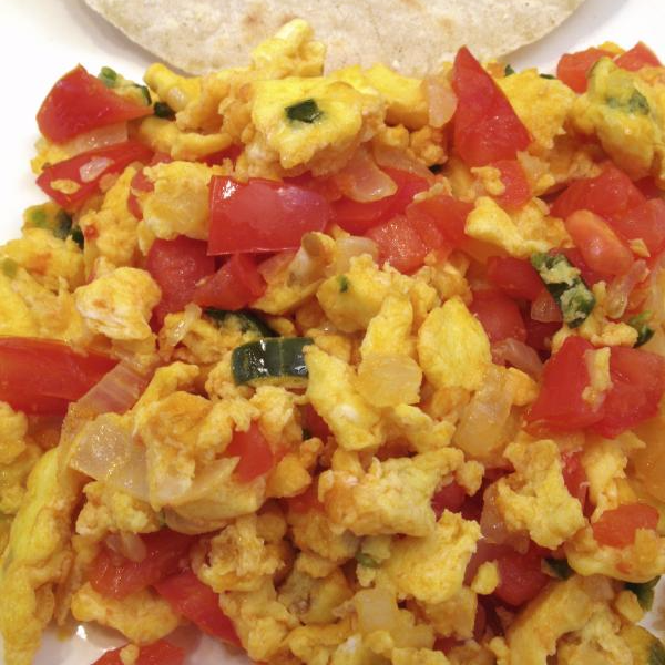 Huevos a la Mexicana + Agua Natural