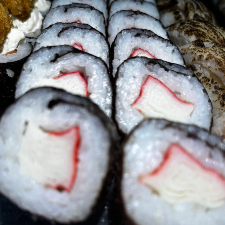 Kani suculento envolto em arroz e alga, uma combinação deliciosa e leve.