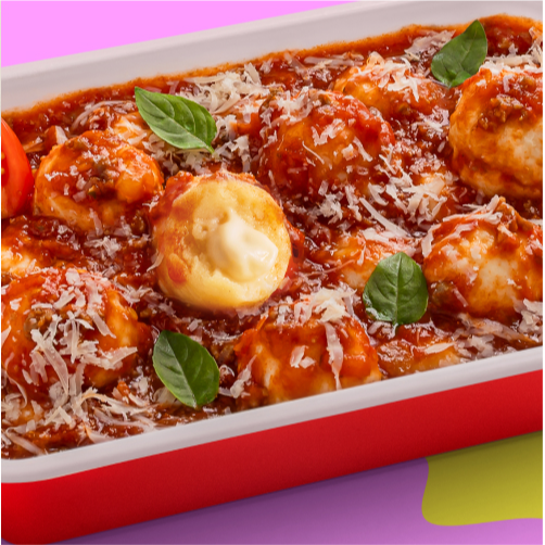 Queijo, queijo, queijo e mais queijo. Prepare-se para mergulhar em um mundo de queijo. Nhoque super macio recheado com queijão cremoso, coberto por um rico molho bolonhesa. Já falei que tem muito queijo?