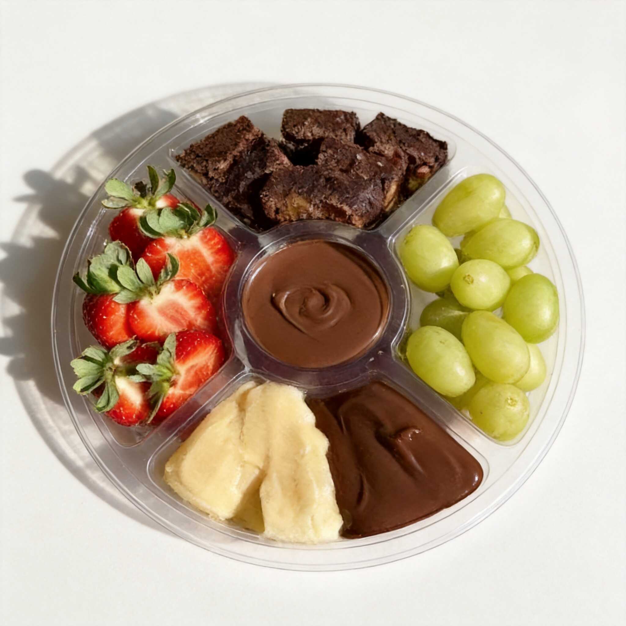 Uma combinação simplesmente irresistível: Morangos fresquinhos, Uvas Thompson, Pedaços Generosos de Brownie. Tudo isso acompanhado de um creme de ninho, brigadeiro gourmet e aquela Nutella que todo mundo ama. Perfeito para dividir ( ou não) matar a vontade de doce e transformar qualquer momento em algo especial ❤️.