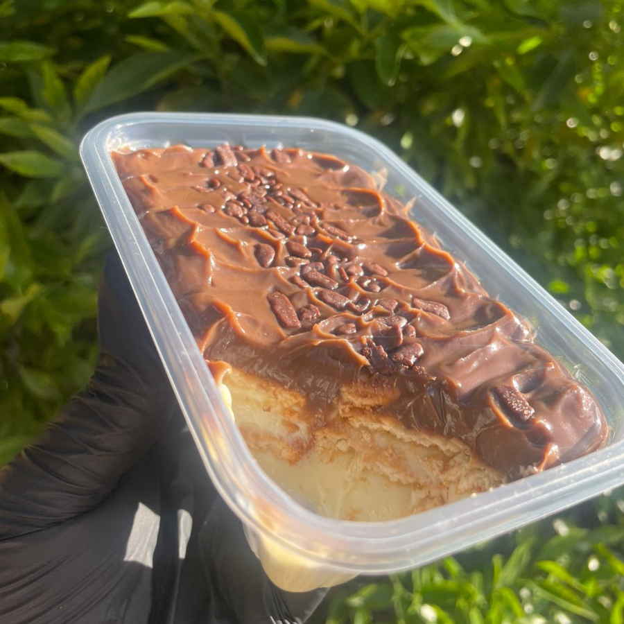 Um delicioso Pavê tradicional com camadas do nosso creme branco e bolachas e finalizamos com nosso creme de brigadeiro.