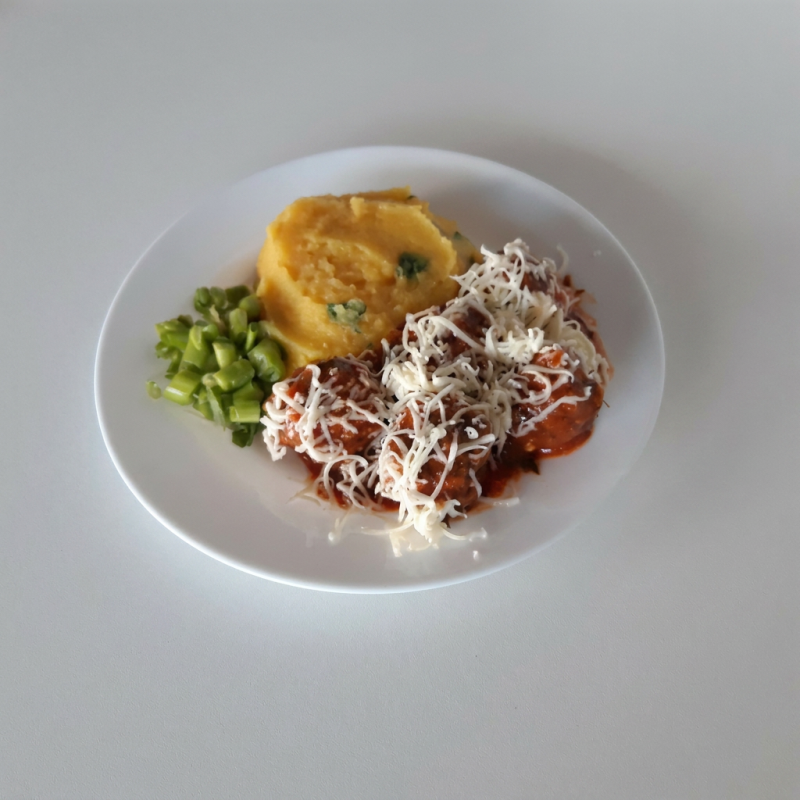 Delicioso creme de milho com frango ou carne e arroz integral. Marmitas- média (200g) - grande (400g). Refeição saudável, saborosa, prática e nutritiva! . Observações: -Marmitas congeladas, aquecimento no microondas, forno ou banho maria. -Taxa de R$ 2,00 por cada marmita de carne bovina.