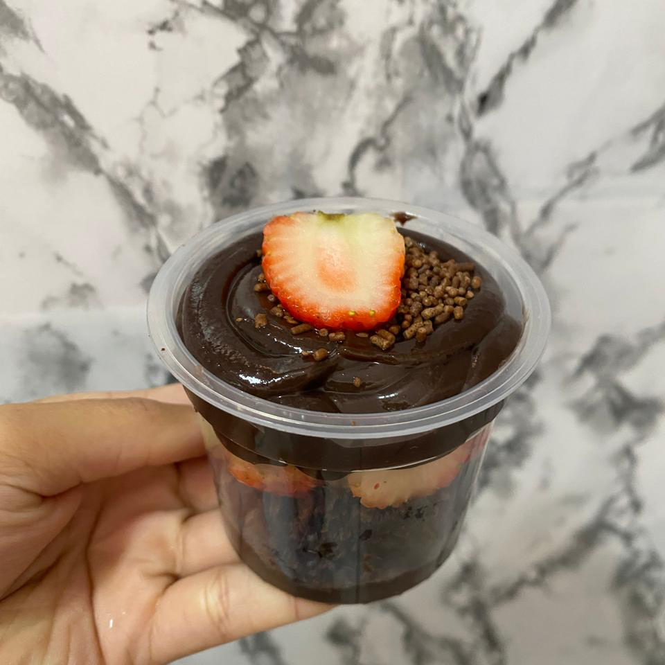 Brigadeiro tradicional cacau 50%, recheado com pedaços de Brownie molhadinho e morangos frescos. Finalizado com brigadeiro e granulado.