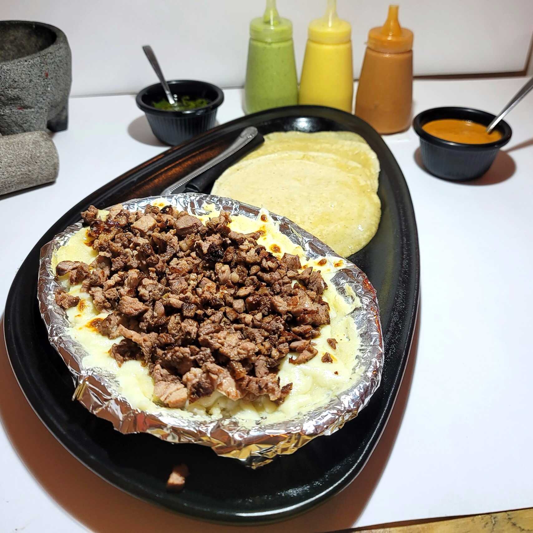 Papa gratin con agua de frutas