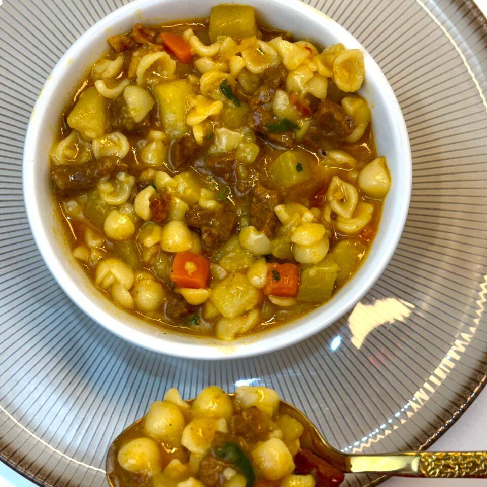 Sopa de legumes com macarrão e carne, porção congelada, caseira e nutritiva. É só aquecer e servir, prática, saborosa e ideal pro dia a dia. Porção de 500g