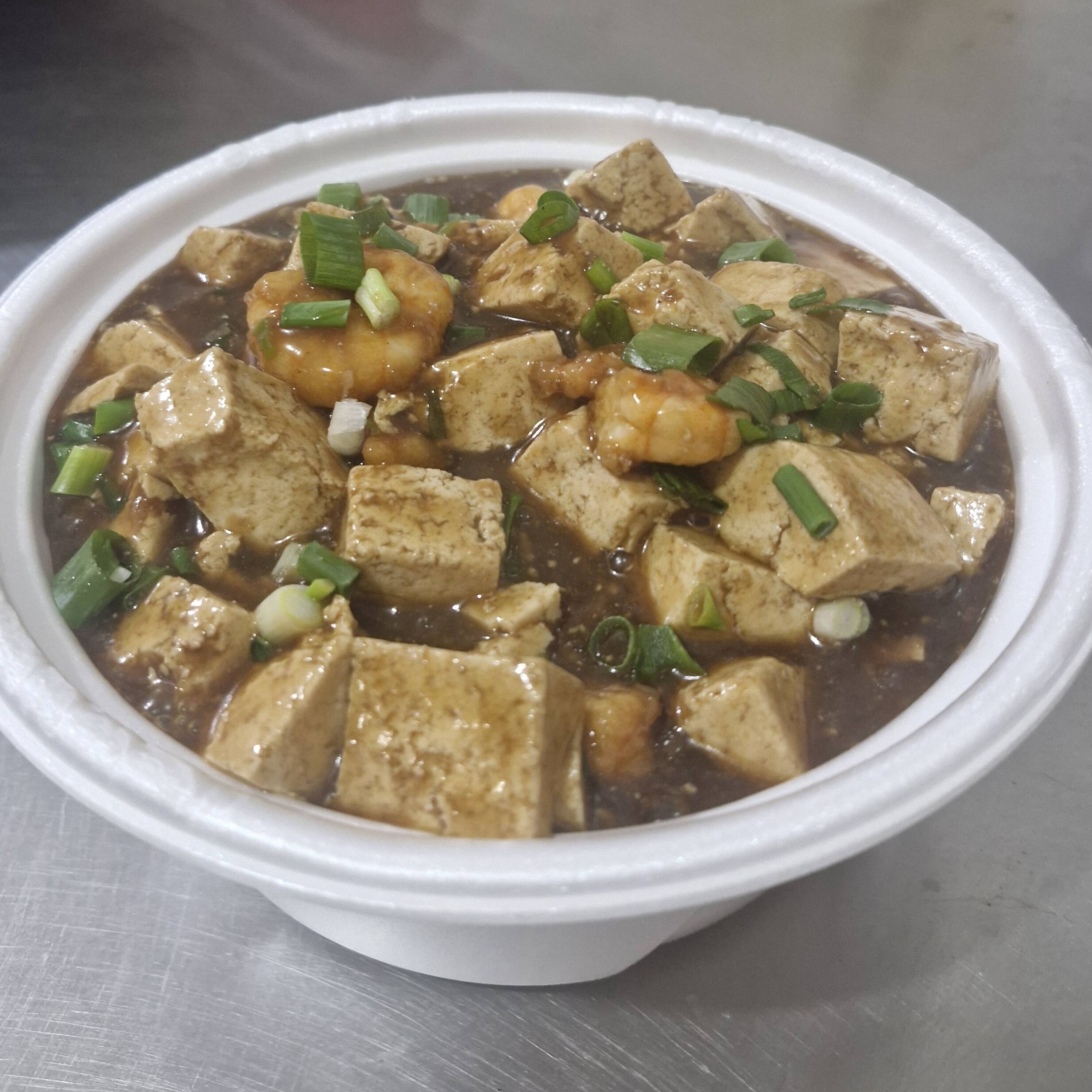 Queijo de soja em cubos com camarão , alho, cebolinha ao molho shoyu levemente apimentado.