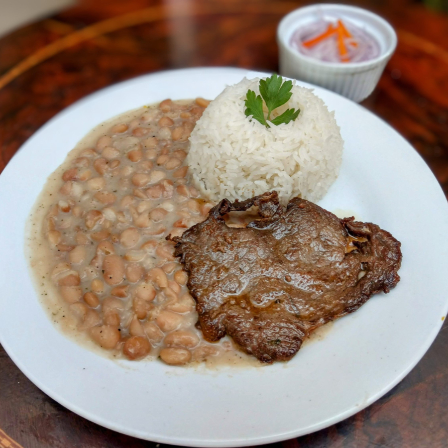 Frejoles Con Bistec