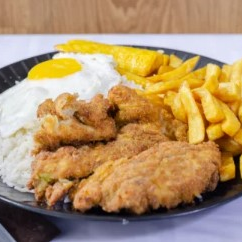 Milanesa con Arroz y Papas Fritas a Lo Pobre