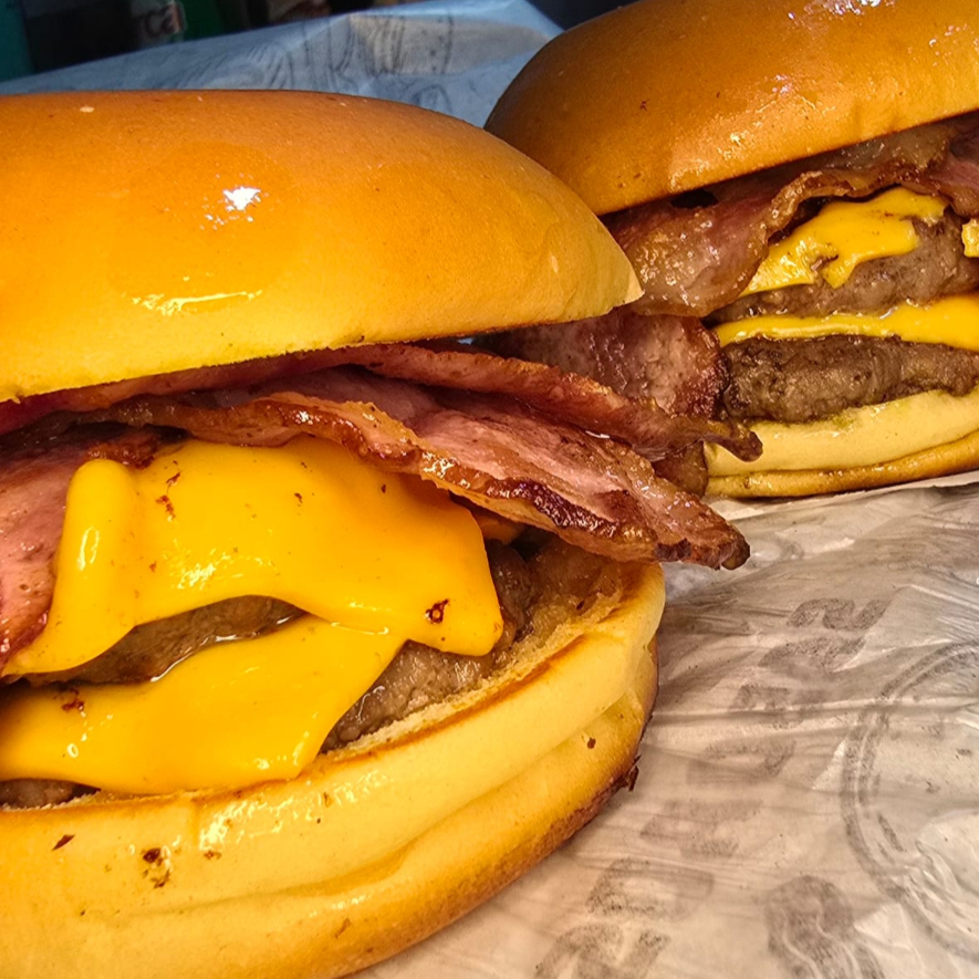 Pão grande , duas carnes bovinas de 90g , queijo cheddar , bacon, molho barbecue e cebola crispy.