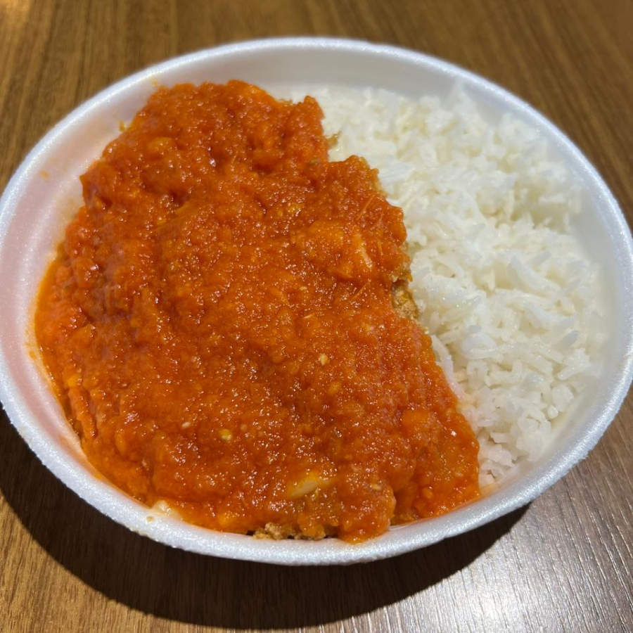 Arroz soltinho, frango empanado com farinha panko, molho pomodoro, muçarela.