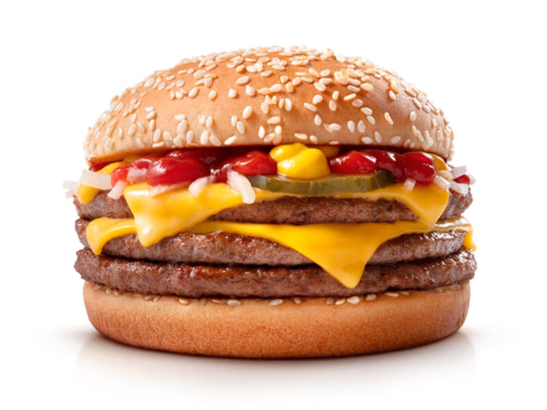 Três hambúrgueres (carne 100% bovina), queijo processado sabor cheddar, cebola, picles, ketchup, mostarda e pão com gergelim.